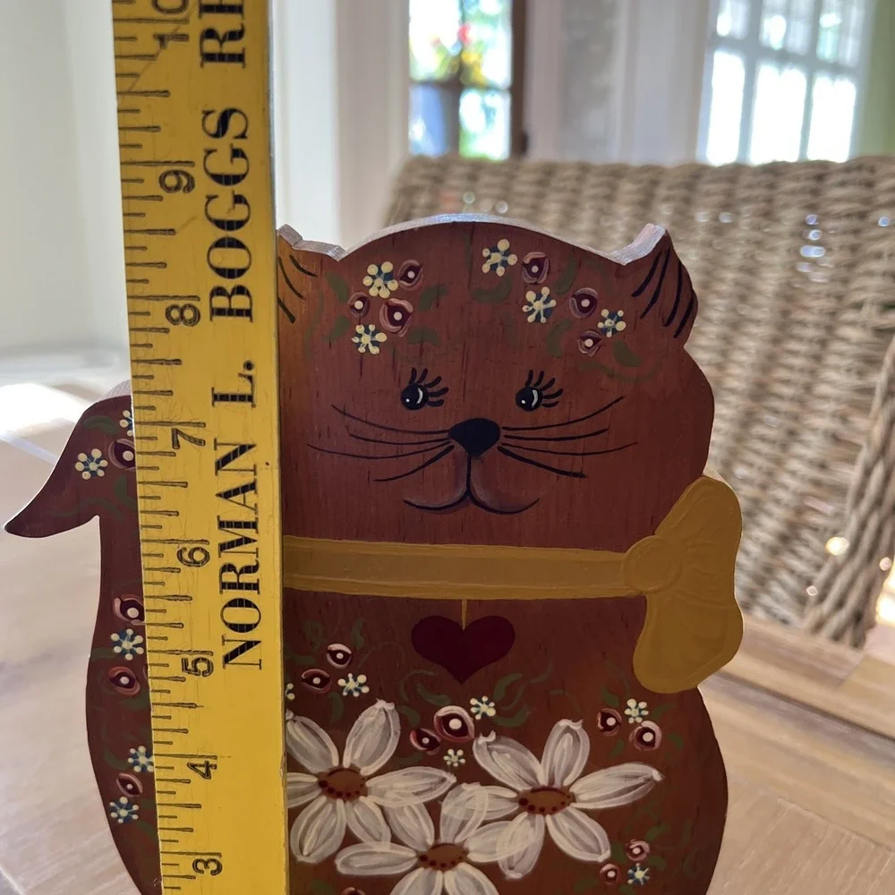 VTG Folk Art Hand Painted Wooden Sitting Cat Floral Flower Heart 8.5